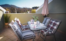 Melina'S Bright Apartment, Viros
